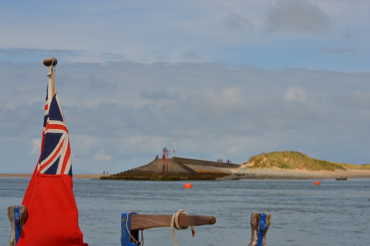 photo de l'estuaire à côté de Barmouth, prise depuis un bateau dont on voit la proue et un drapeau britannique